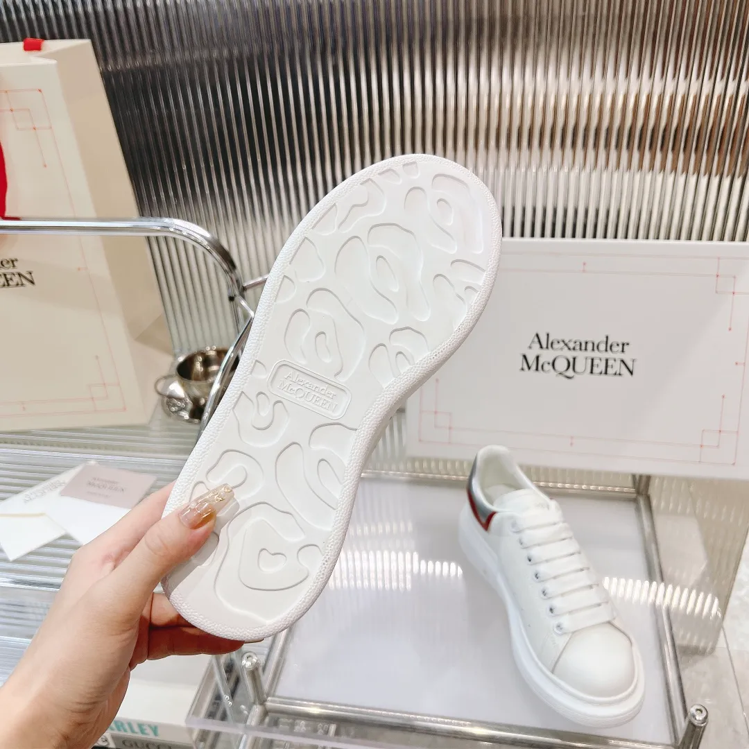 👟👟Ex-factory price 440👟👟 Men's size +10 (high version + 60 men's size plus 10) The latest addition to the counter is the top high-end version of Alexander McQueen·Alexander McQueen 2023 new wide sports shoes, white shoes and casual shoes👟New colors! The rear tail is really unique and pretty, I love it at first sight! 😍Top version! 👍🏻I won’t introduce too much about the style of this shoe. It will never go out of style year after year in spring, summer, autumn and winter. It is a super versatile style and has always been in hot demand. 🔸Upper: original custom-made latest silk cowhide 🔸Inner lining: cowhide foot pads + top-grade highly breathable mesh ��Outsole: the latest original open mold one-to-one precision mold PU vacuum outsole 🔸Female model 34-41 (customized at 34.40.41) 🔸Men's model 38-45 (customized at 38 45)